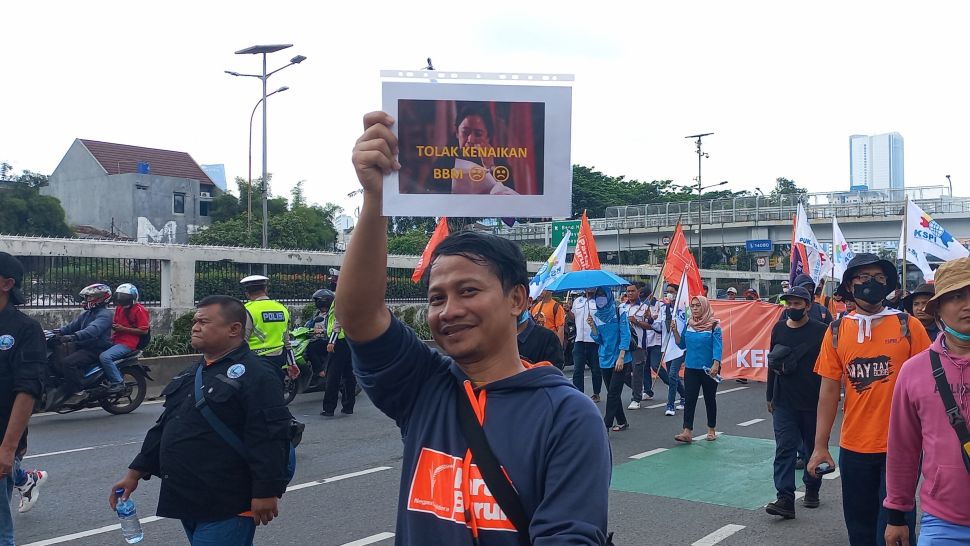 Massa buruh bawa poster bergambar Puan Maharani menangis karena BBM naik. (Suara.com/Bagaskara)