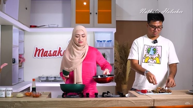 Momen Akrab Nathalie Holscher dan Frans Faisal Masak Bareng (YouTube/NATHALIE HOLSCHER)