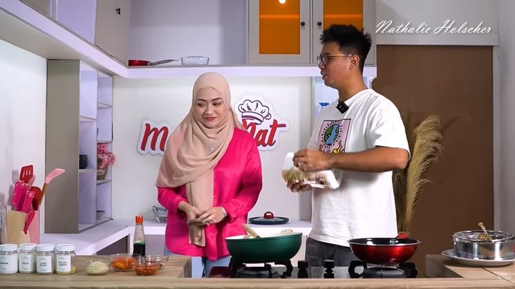 Momen Akrab Nathalie Holscher dan Frans Faisal Masak Bareng (YouTube/NATHALIE HOLSCHER)