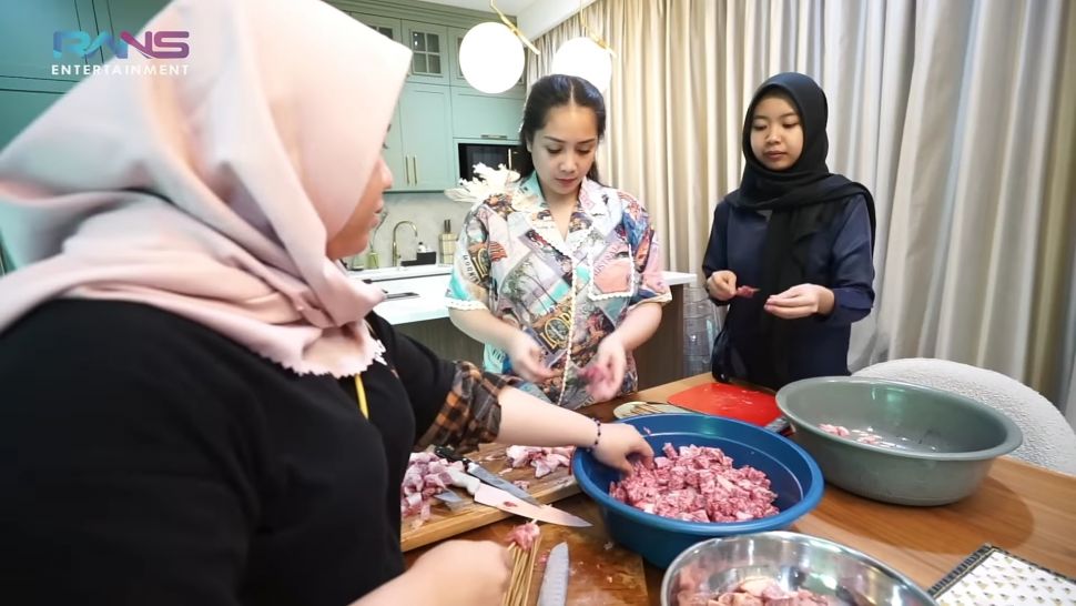 Kelas Sultan, Nagita Slavina Bikin Sate Pake Daging Wagyu A5 yang Harganya Setara Honda Beat. (Dok: YouTube/Rans Entertainment)