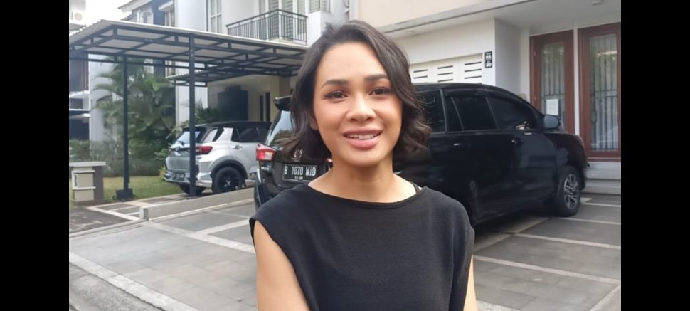 Andien Aisyah di rumah duka suami Dee Lestari, BSD, Tangerang Selatan pada Selasa (6/9/2022) [Suara.com/Rena Pangesti]