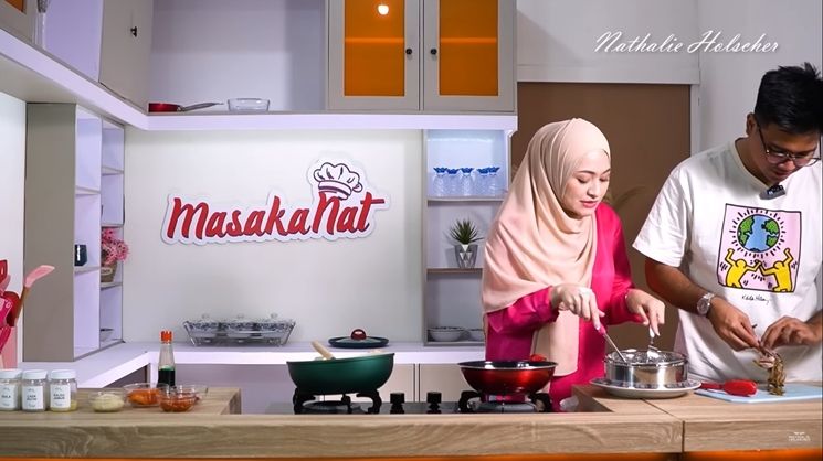 Momen Akrab Nathalie Holscher dan Frans Faisal Masak Bareng (YouTube/NATHALIE HOLSCHER)