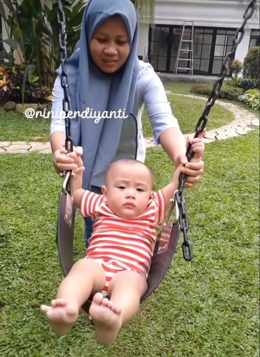 Potret Rayyanza Malik Ahmad Main di Rumput (Instagram/riniperdiyanti)