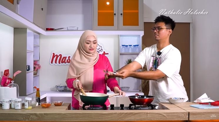 Momen Akrab Nathalie Holscher dan Frans Faisal Masak Bareng (YouTube/NATHALIE HOLSCHER)