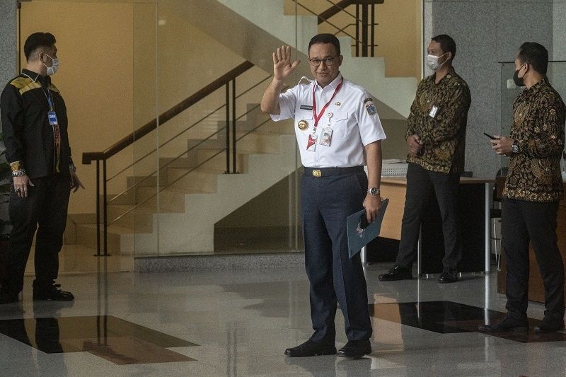 Gubernur DKI Jakarta Anies Baswedan (ketiga kiri) menyapa wartawan saat tiba untuk menjalani pemeriksaan di Gedung KPK, Jakarta, Rabu (7/9/2022). Anies Baswedan memenuhi panggilan KPK untuk dimintai keterangan terkait penyelenggaraan Formula E. ANTARA FOTO/Aprillio Akbar/foc