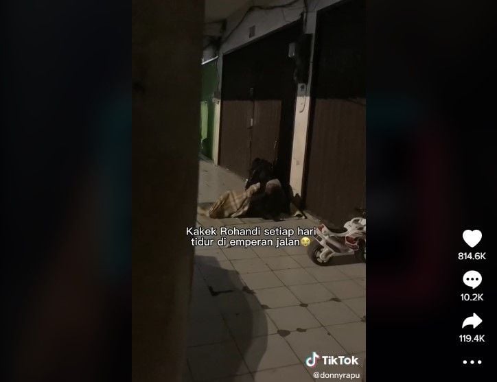 Kakek Rohandi tidur di emperan toko. (TikTok / @donnyrapu)