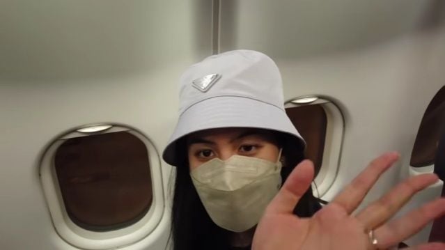 Maudy Ayunda pakai Prada Re-nylon bucket hat. (YouTube/Maudy Ayunda)