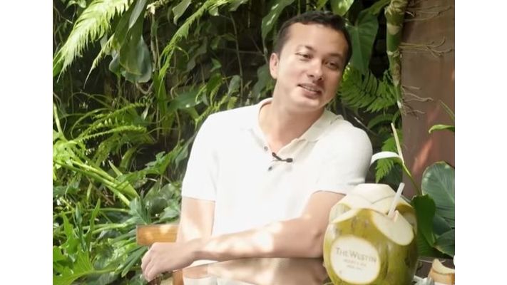 Momen Nicholas Saputra diwawancara Grace Tahir. (YouTube/Grace Tahir)