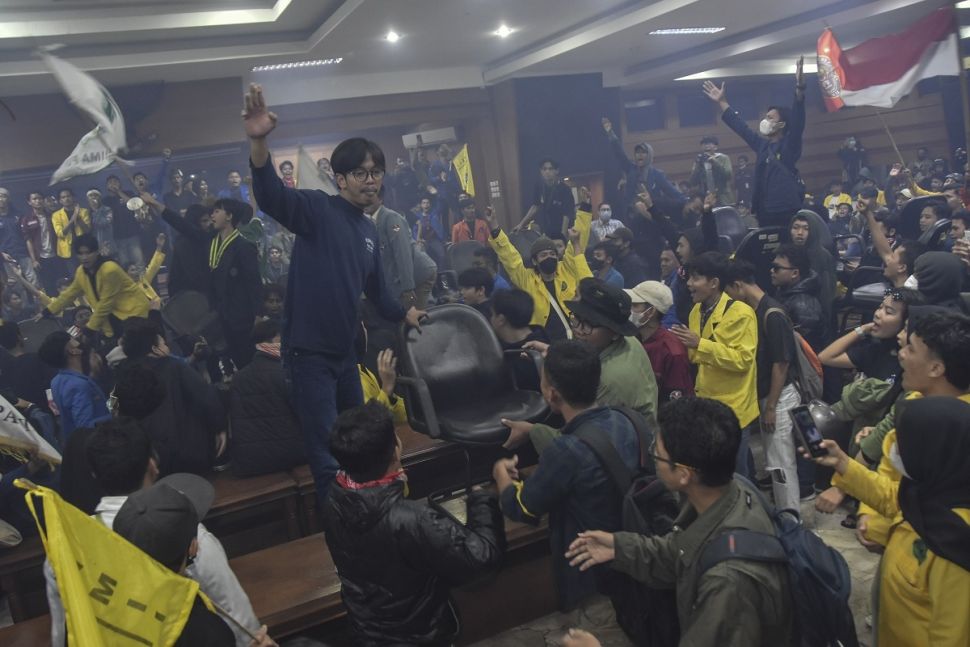 Mahasiswa yang tergabung Aliansi BEM Tasikmalaya (ABT) mengeluarkan kursi anggota dewan di gedung DPRD Kota Tasikmalaya, Jawa Barat, Kamis (8/9/2022). ANTARA FOTO/Adeng Bustomi/foc.