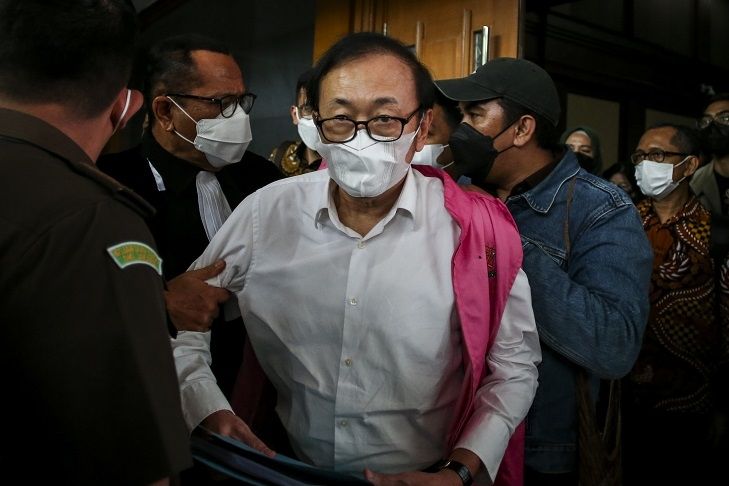 Terdakwa kasus dugaan tindak pidana korupsi dalam kegiatan usaha perkebunan kelapa sawit dan tindak pidana pencucian uang (TPPU) Surya Darmadi (tengah) berjalan meninggalkan ruangan usai menjalani sidang dakwaan di Pengadilan Tipikor, Jakarta, Kamis (8/9/2022). (ANTARA FOTO/Rivan Awal Lingga).