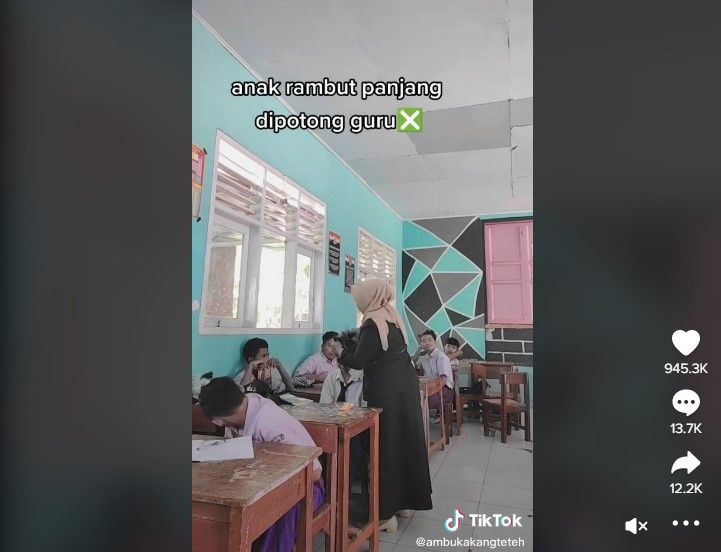 Momen ketika guru menguncir rambut siswa. (TikTok / @ambukakangteteh)