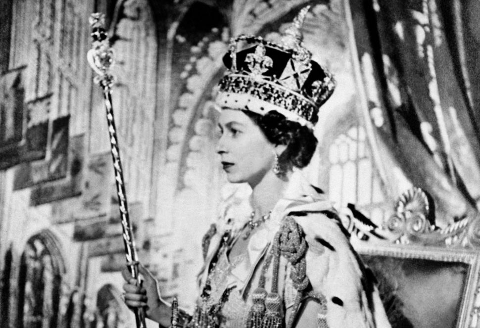 Ratu Elizabeth II berpose pada hari penobatannya, 02 Juni 1953 di London.AFP