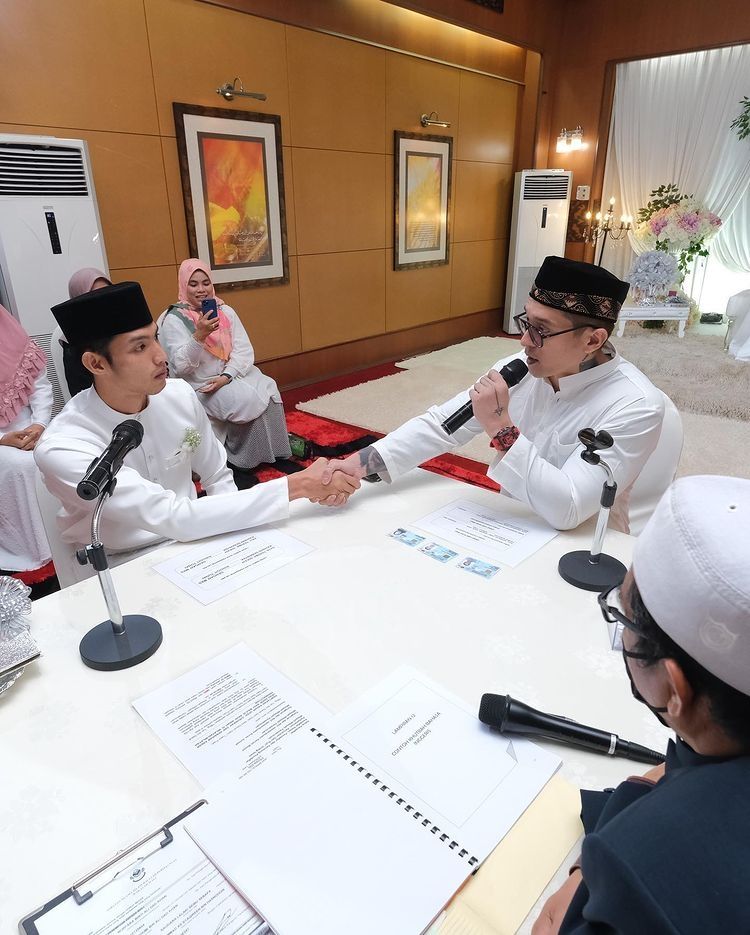 Potret Miller Khan Jadi Wali Nikah. (Instagram/miller_khan)