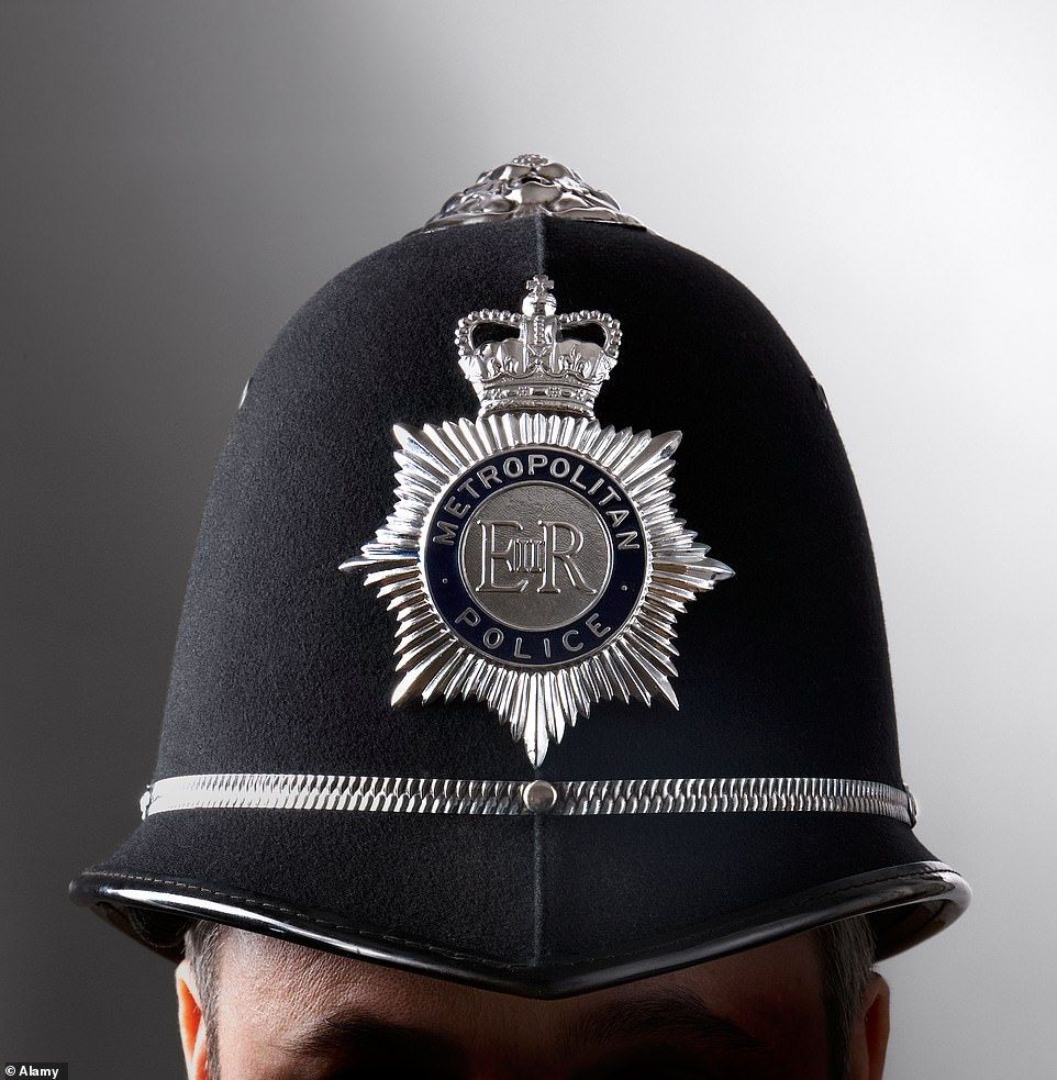 Seragam polisi dan militer yang memuat sandi Ratu kemungkinan akan diperbarui seiring waktu dengan sandi Raja yang baru. (DailyMail UK)