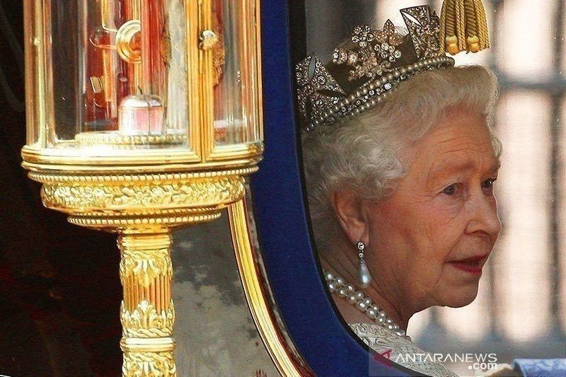 Dokumentasi - Ratu Elizabeth II kembali ke Istana Buckingham setelah menghadiri Pembukaan Parlemen Negara Bagian, di Gedung Parlemen, di Westminster, London. Ratu Elizabeth II meninggal dunia di usia 96 tahun, Kamis (8/9/2022) waktu setempat. [ANTARA/REUTERS/PA Images/Dominic Lipinski]