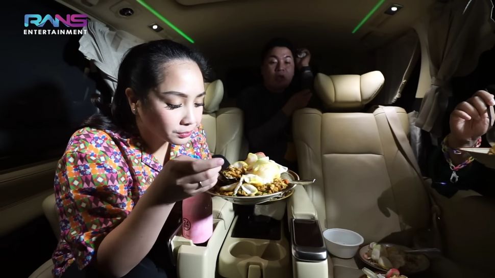 Bikin Laper, Sultan Andara Nagita Slavina Borong Makanan di Pinggir Jalan Hingga Mobil Penuh. (Dok: YouTube/Rans Entertainment)