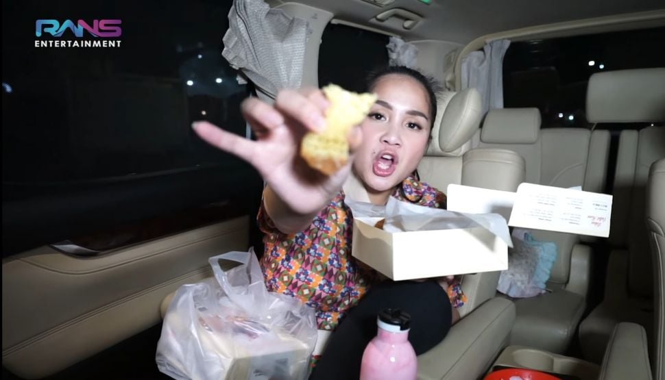 Asik Jajan Es Kopyor dan Martabak di Pinggir Jalan, Nagita Slavina Diserbu Bocil. (Dok: YouTube/JajaRans)