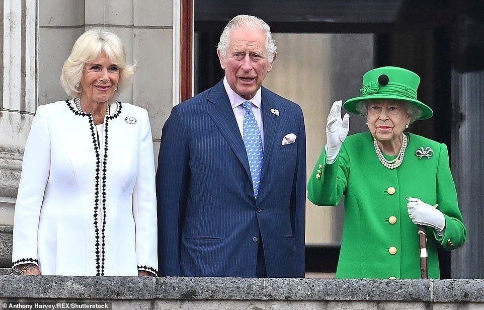 Ratu Elizabeth II, Raja Charless III, dan Camilla (Daily Mail UK)