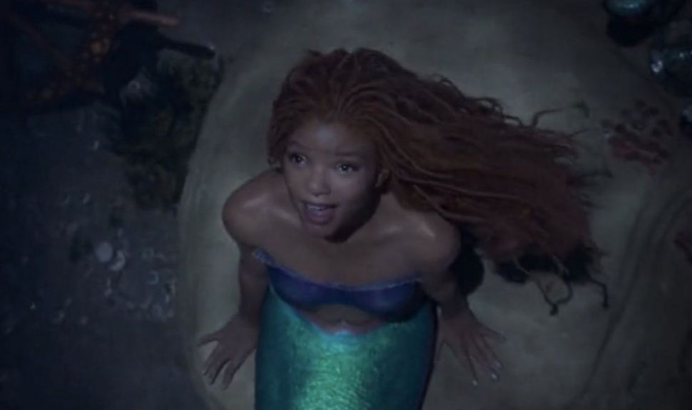 Halle Bailey berperan sebagai putri duyung Ariel (Disney)