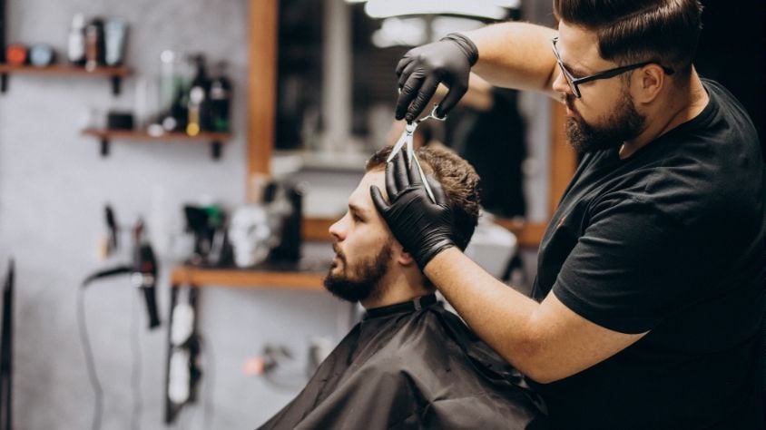 Ilustrasi potong rambut di barbershop - Rekomendasi Potongan Rambut Pria. (Freepik)