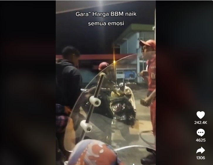 Petugas SPBU memarahi pengendara motor yang menyerobot antrean. (TikTok / @papadod0)