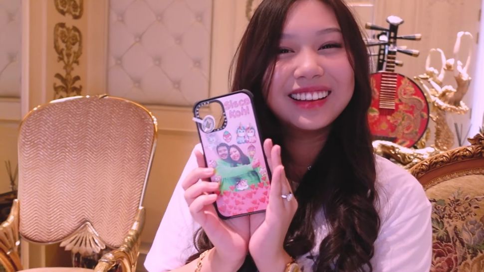 Bucin Akut, Jess No Limit Buat Case Custom untuk Sisca Kohl, Bahkan Sampai Pesan dari Luar Negeri. (Dok: YouTube/Jess No Limit)