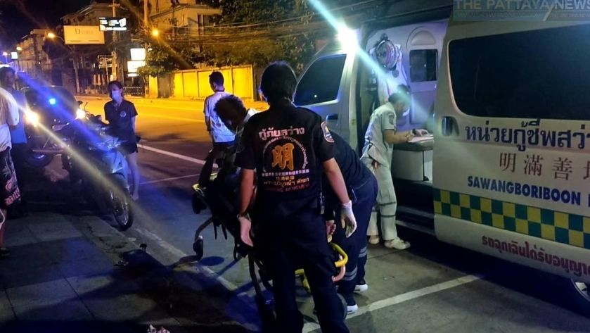 Seorang pria 34 tahun di Pattaya, Thailand, ditikam oleh orang asing saat minum minuman keras di Pantai Jomtien. Dia ditikam oleh gelandangan atau tunawisma karena suaranya terlalu lantang. [thepattayanews]