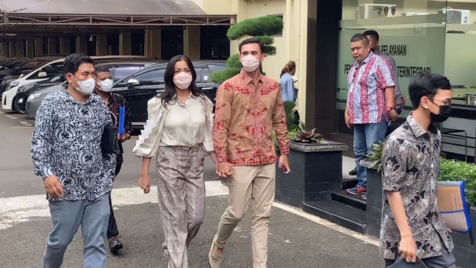 Jessica Iskandar dan Vincent Verhaag didampingi pengacaranya, Rolland E Potu mendatangi Gedung Divisi Propam di Polri Mabes Polri, Jakarta, Senin (12/9/2022). Kedatangan Jessica terkait pengaduannya terhadap penyidik Polda Bali, yang ia laporkan pada 1 September 2022. [Adiyoga Priyambodo/Suara.com]