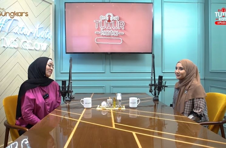 Angelina Sondakh dan Zaskia Sungkar di podcast The Sungkars.