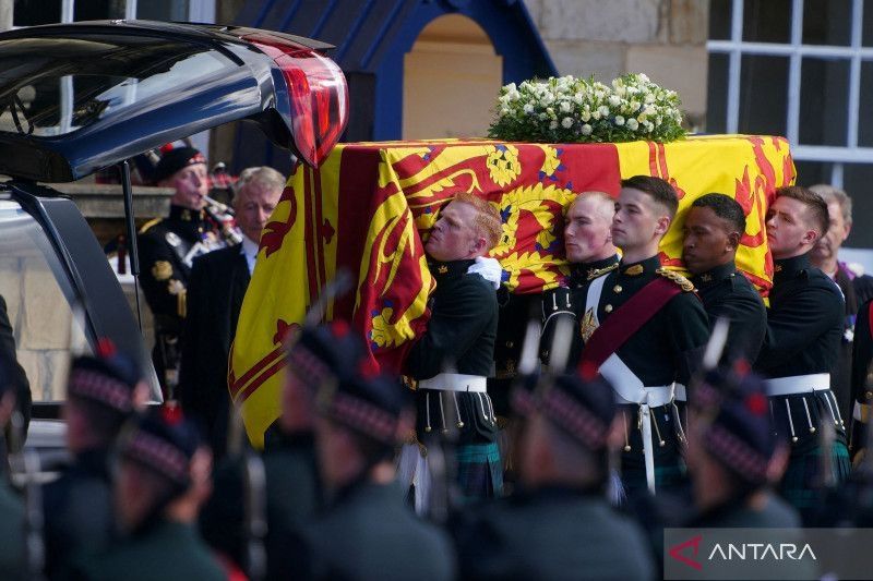 Prajurit kerajaan membawa peti jenazah Ratu Elizabeth II untuk dipindah dari Istana Holyroodhouse menuju Katedral St Giles, Edinburgh, Skotlandia, Senin (12/9/2022). ANTARA FOTO/ Peter Byrne/Pool via REUTERS/foc.