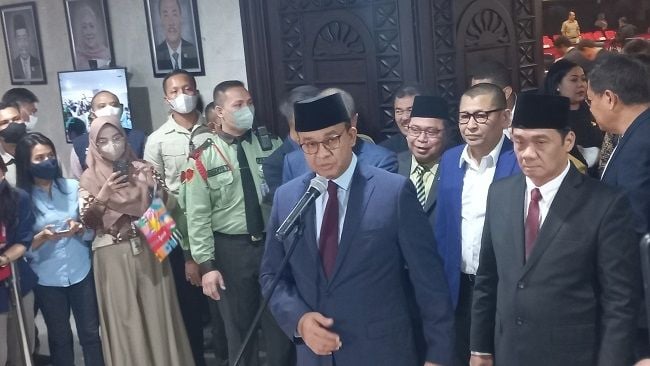 Gubernur DKI Jakarta Anies Baswedan dan Wagub Ahmad Riza Patria di gedung DPRD DKI, Selasa (13/9/2022). (Suara.com/Fakhri)