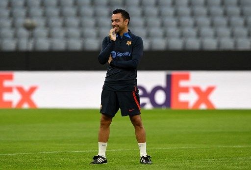 Pelatih Barcelona Xavi Hernandez memimpin sesi latihan jelang pertandingan Grup C Champions League kontra Bayern Munich di Allianz Arena, Senin (12/9/2022). [AFP]