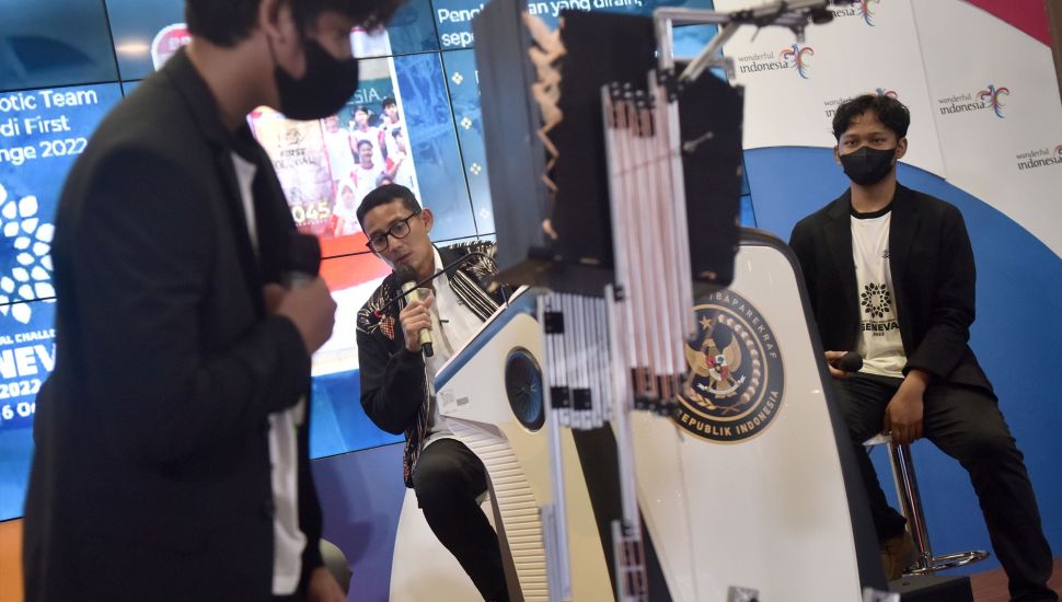 Menparekraf Sandiaga Uno (kedua kiri) memperhatikan cara kerja robot saat menerima R2045 Indonesia Robotic Team di Kemenparekraf, Jakarta, Senin (12/9/2022). [ANTARA FOTO/Prasetyo Utomo/wsj]