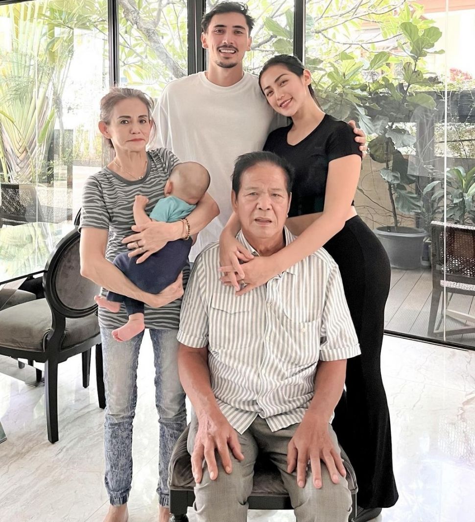 Jessica Iskandar bersama ayah, ibu dan suaminya, Vincent Verhaag. [Instagram]