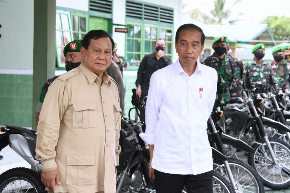Presiden Joko Widodo atau Jokowi dan Menhan Prabowo Subianto menyaksikan penyerahan 40 unit kendaraan bermotor dari Kementerian Pertahanan (Kemhan) kepada Komando Distrik Militer (Kodim) 1503/Tual, Kabupaten Maluku Tenggara, Provinsi Maluku, Rabu (14/9/2022). (Lukas - Biro Pers Sekretariat Presiden)