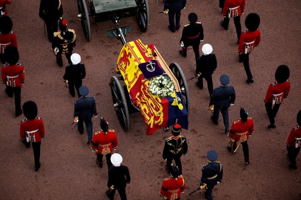 Jenazah Ratu Elizabeth II dari Inggris diarak dengan pengawalan kebesaran di London pada Rabu (14/9/2022). [AFP]