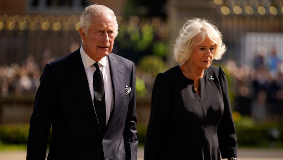 Raja Inggris Charles III dan Permaisuri Camilla saat tiba Kastil Hillsborough, Belfast, Irlandia Utara, Selasa (13/9/2022). [Paul Faith / AFP]