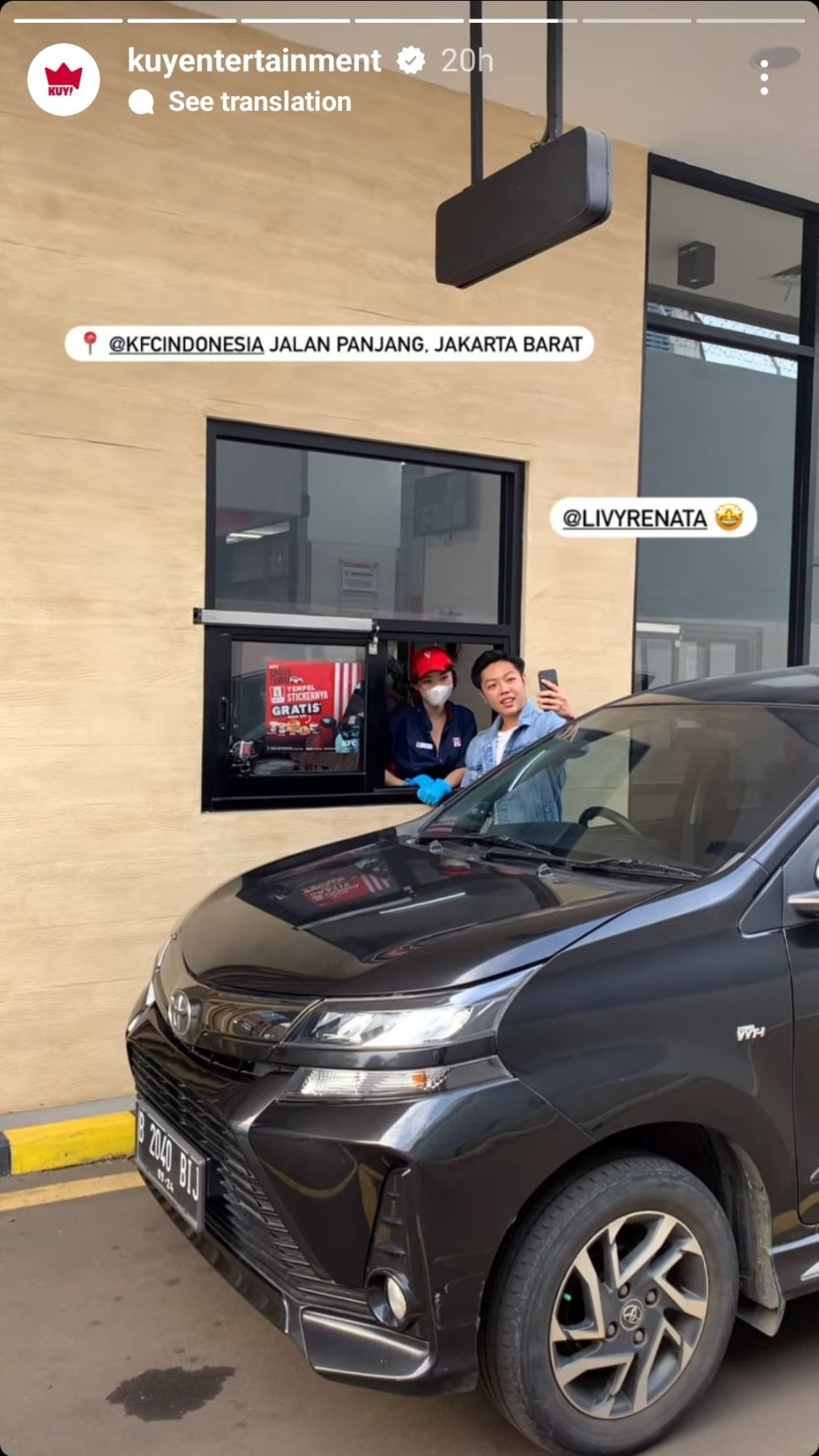 Livy Renata Jajal Profesi Baru Jadi Pelayan KFC, Bikin Pelanggan Salfok Sampai Turun dari Mobil. (Dok: Instagram/LivyRenata)