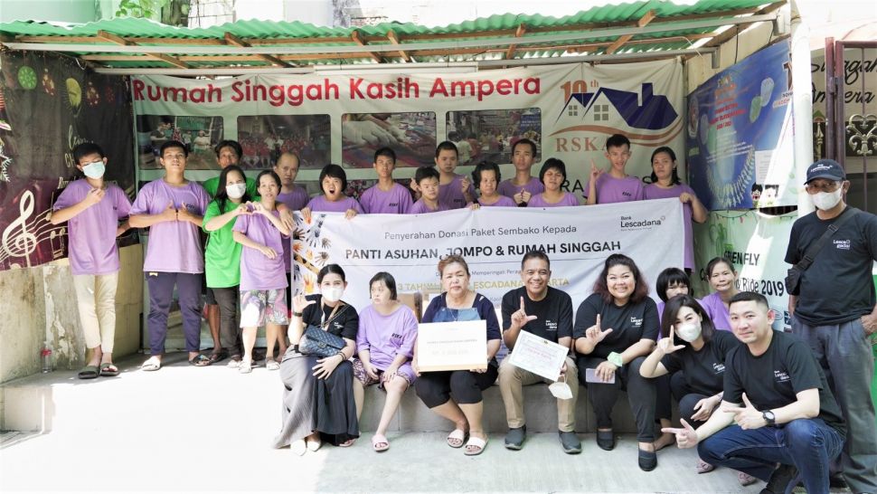 Tim Bank Lescadana memberikan paket sembako kepada Ibu Vero, Pendiri dan Pimpinan Panti Asuhan Immanuel (foto kiri) & Mama Anna, Pendiri dan Pimpinan Rumah Singgah Kasih Ampera (foto kanan). (Dok: Bank Lescadana)