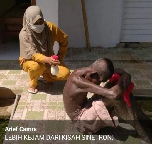 Ibu yang dibuang anaknya tengah merawat lansia yang terkena penyakit kulit. (Instagram/birunyarina)