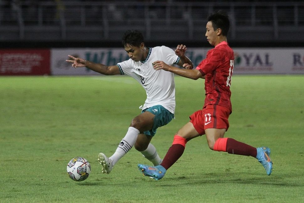 Pemain tim U-20 Indonesia Alfriyanto Nico Saputro (kiri) berebut bola dengan pemain tim U-20 Hongkong Lee Lok him (kanan) saat pertandingan babak kualifikasi Piala Asia U-20 2023 Grup F di Stadion Gelora Bung Tomo, Surabaya, Jawa Timur, Jumat (16/9/2022). ANTARA FOTO/Moch Asim/rwa.