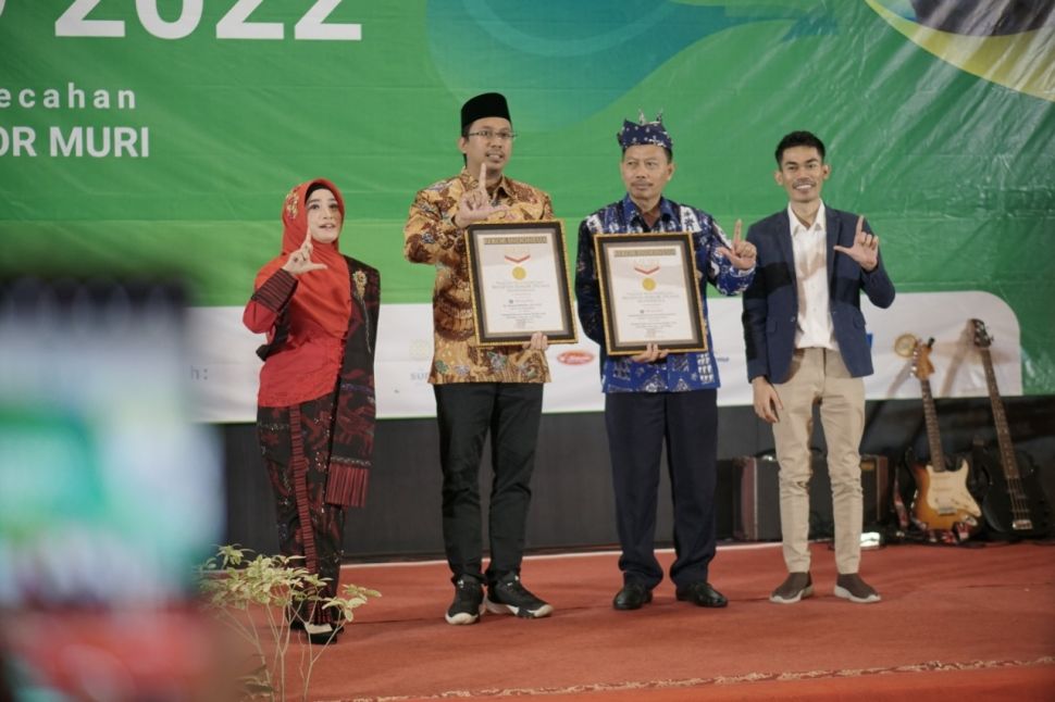 (KiKa) Vera Fitriani (Penggerak Literasi Sidoarjo), Bupati Sidoarjo, Kepala Disdikbud Sidoarjo, dan Lenang Manggala (Founder Nyalanesia) berfoto bersama Piagam MURI. (Dok: Pemkab Sidoarjo)