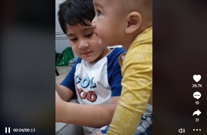 Jijik Kena Liur Rayyanza yang Menetes ke Lengannya, Ekspresi Rafathar Nangis Kencang Bikin Ngakak Warganet. (Dok: TikTok/hanimwd)