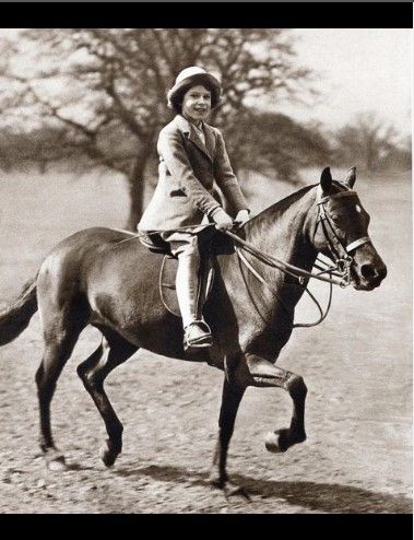 Foto masa kecil Ratu Elizabeth II (Instagram)