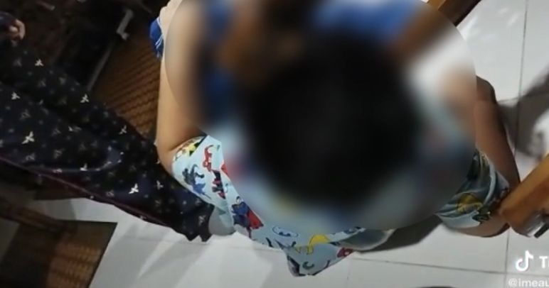 Seorang ibu di Malaysia mendapat kecaman secara luas dari publik karena menganiaya anak kandungnya sendiri. [TikTok]