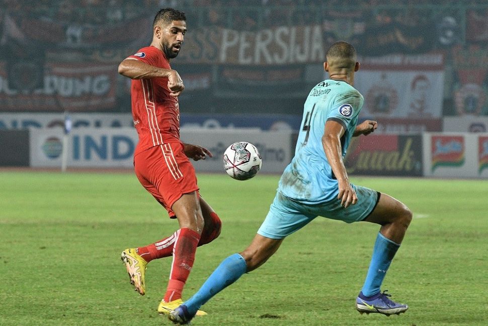 Pesepak bola Persija Jakarta Abdulla Yusuf (kiri) berebut bola dengan pesepak bola Madura United FC Cleberson Martins (kanan) pada pertandingan Liga 1 di Stadion Patriot Chandrabhaga, Bekasi, Jawa Barat, Sabtu (17/9/2022). ANTARA FOTO/ Fakhri Hermansyah/aww.