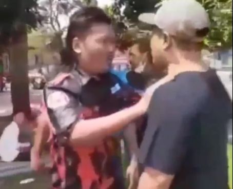 Viral di media sosial video sejumlah orang berseragam organisasi massa terlibat cekcok dengan seorang pria. [Instagram]