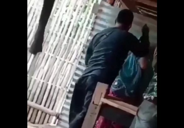 Viral di media-media sosial video yang merekam seorang polisi di Pinrang, Sulawesi Selatan, berinisial Aipda S tega memukuli emak-emak. [Instagram]