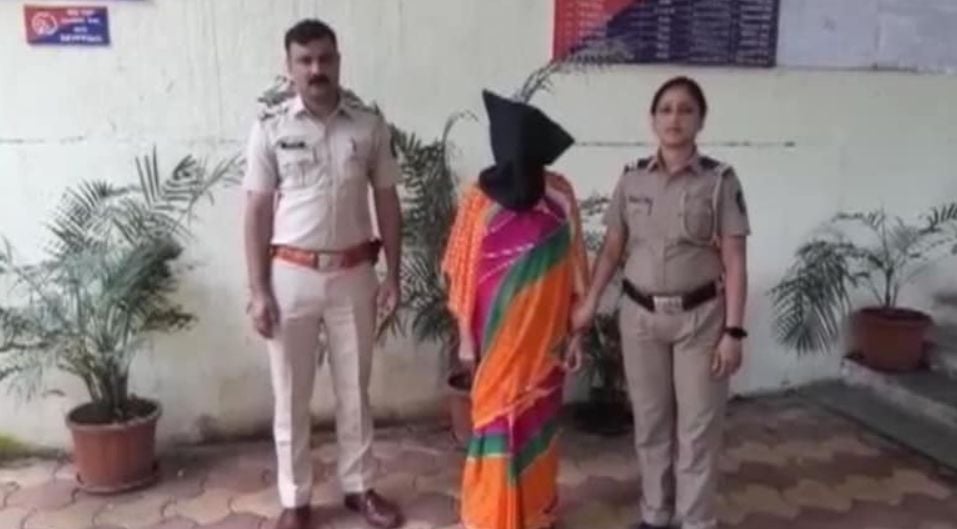 Seorang emak-emak dan dua putranya ditangkap polisi Pune, India, karena memukuli kekasih putrinya memakai tongkat. [India Today]