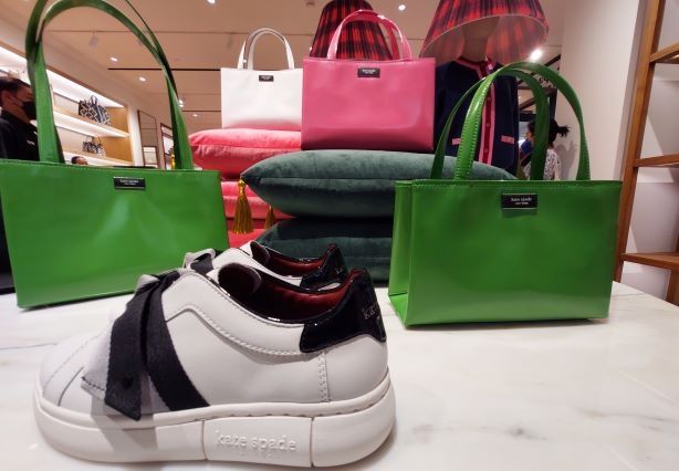 Kampanye Fall 2022 dari Kate Spade New York hadirkan instalasi pop-up di lantai dasar Plaza Indonesia. (Dok. Lilis/Suara.com)